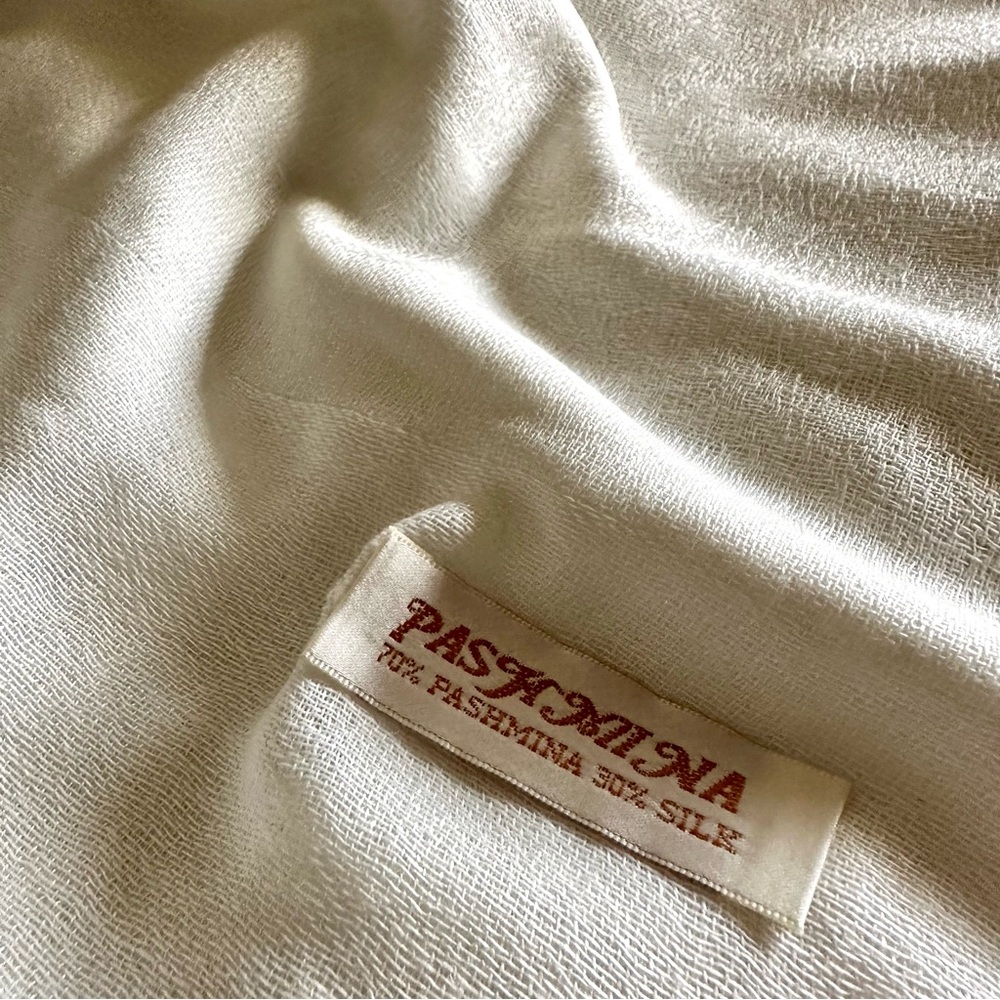 💕 Host Pick 💕 70% Pashmina 30% Silk Scarf - Picture 1 of 4